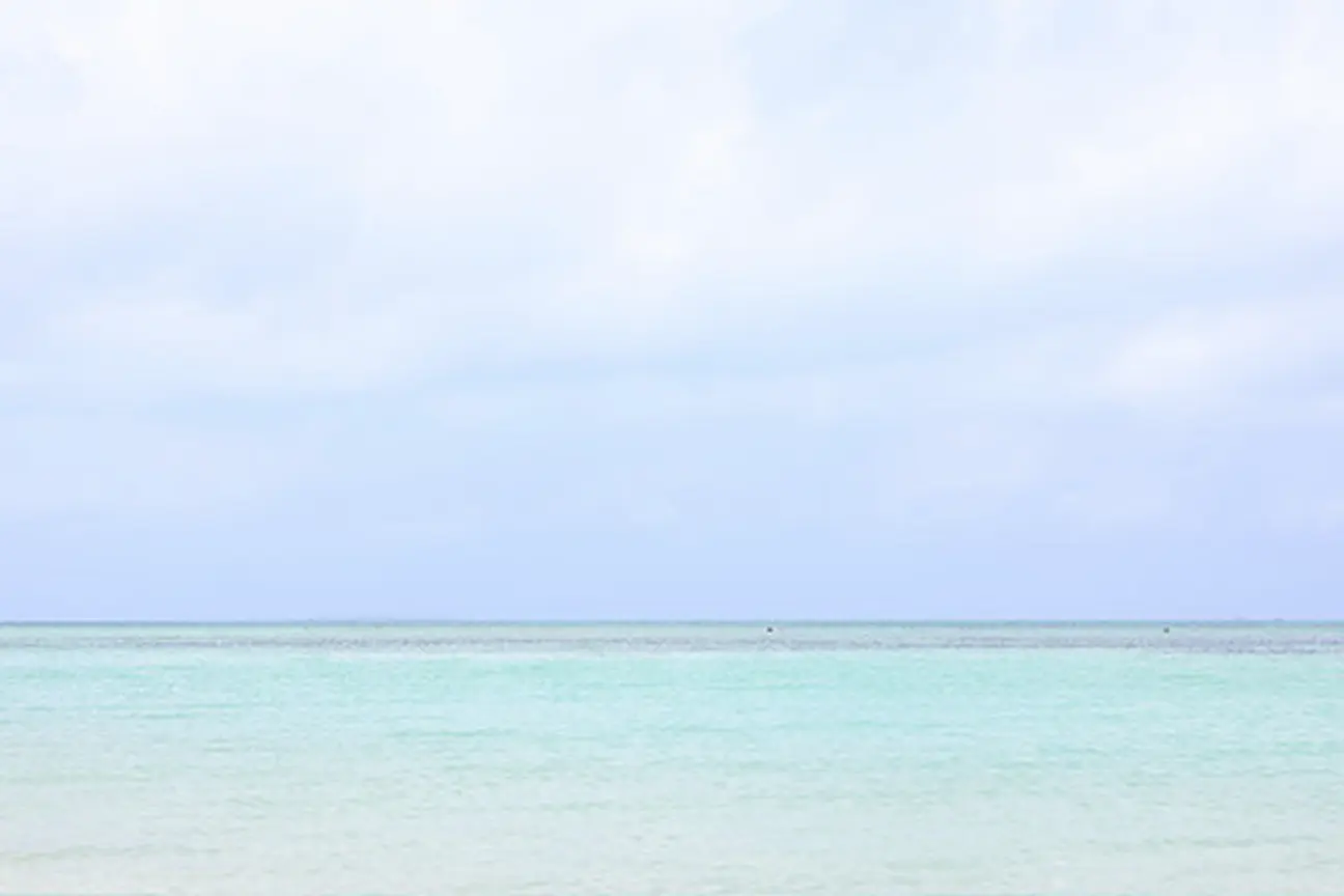 空と遠浅の海が広がる水平線
